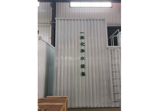 生活廢水處理設(shè)備系統(tǒng)軟硬件：由混凝土池、沉砂池、過濾池、水體平穩(wěn)加藥設(shè)備、反清洗設(shè)備、離心水泵及電控柜構(gòu)成